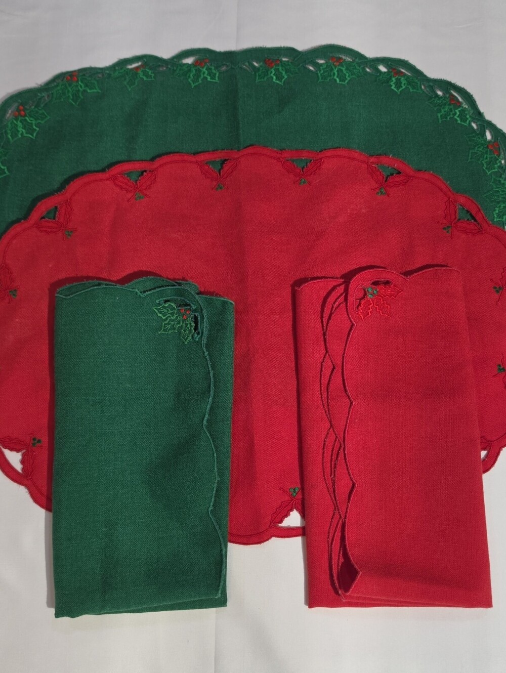 4 Green & Red Embroidered Cloth Placemats Holiday Holly Berries Scalloped